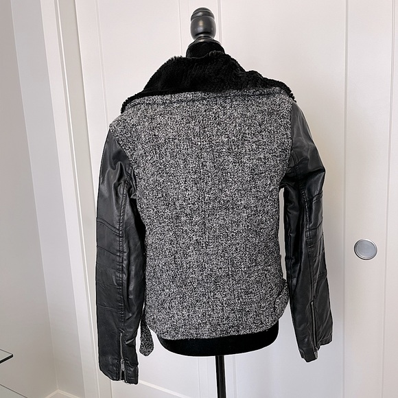 2𝒇𝒐𝒓$150 Guess faux leather sleeve jacket sizeM - Picture 5 of 7